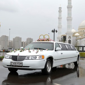 Lincoln Town Car Limousine Rent in Astana | +7 701 728 57 41