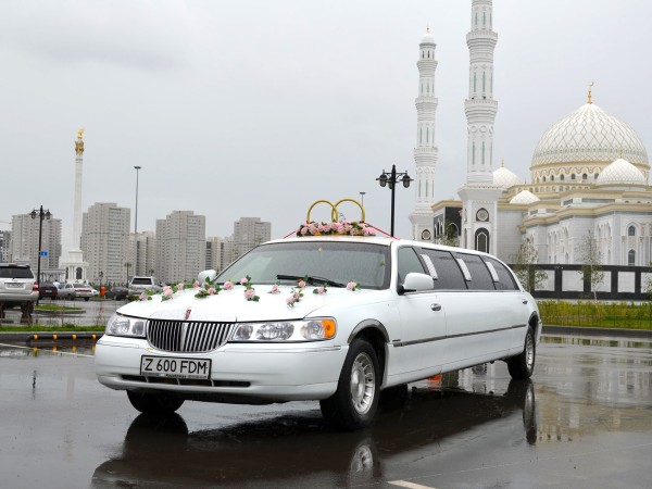 Lincoln Town Car Limousine Rent in Astana | +7 701 728 57 41